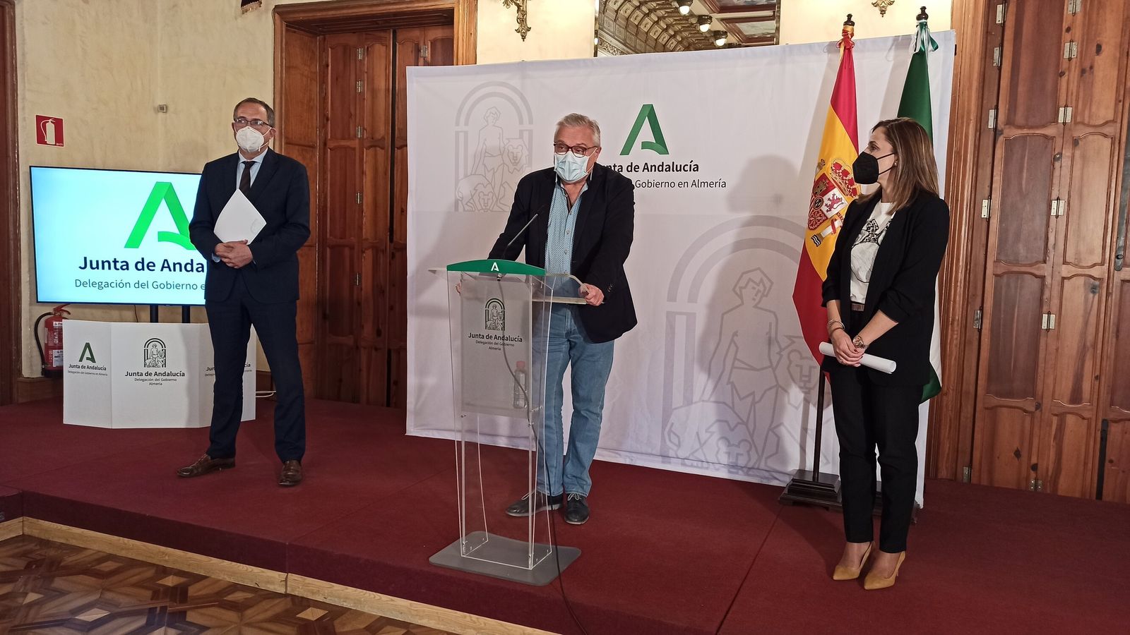 El delegado de Empleo y  Transformación Económica, Emili Ortiz; la delegada de Gobierno, Maribel Sánchez; y el delegado de Turismo, Vicente García, en la presentación de ayudas a empresas comerciales.