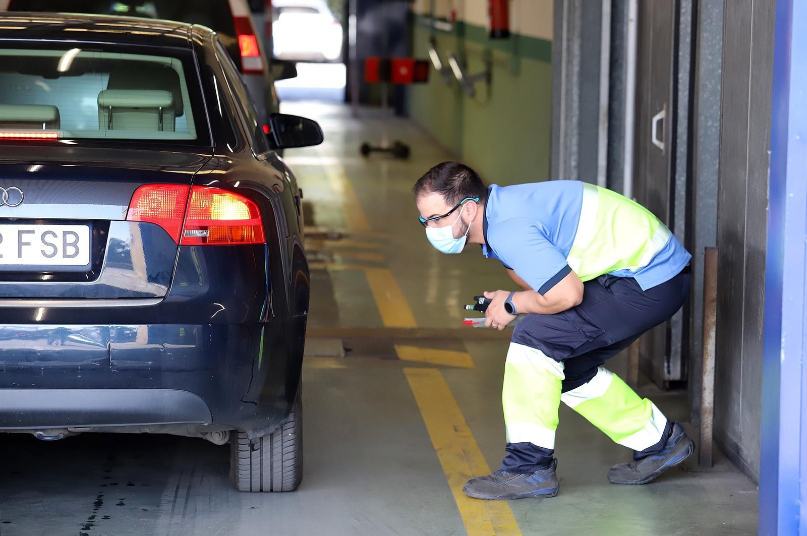 Un coche pasando la ITV.