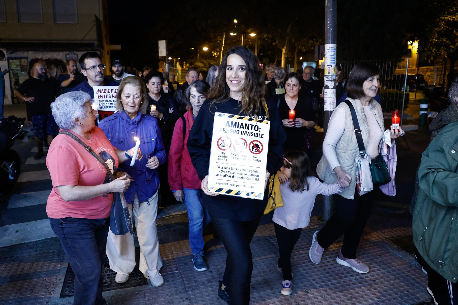 Velas, pancartas y árboles simbólicos: así han protestado los vecinos de Cervantes en Granada