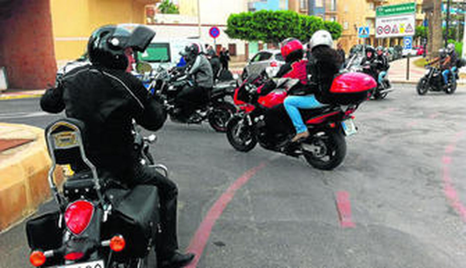 Moteros en las inmediaciones del Castillo de Santa Ana en Roquetas de Mar.