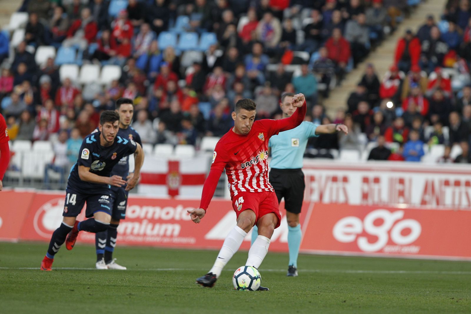 Rubén Alcaraz ejecuta el penalti con el que los rojiblancos ampliaban distancia ante los leoneses.