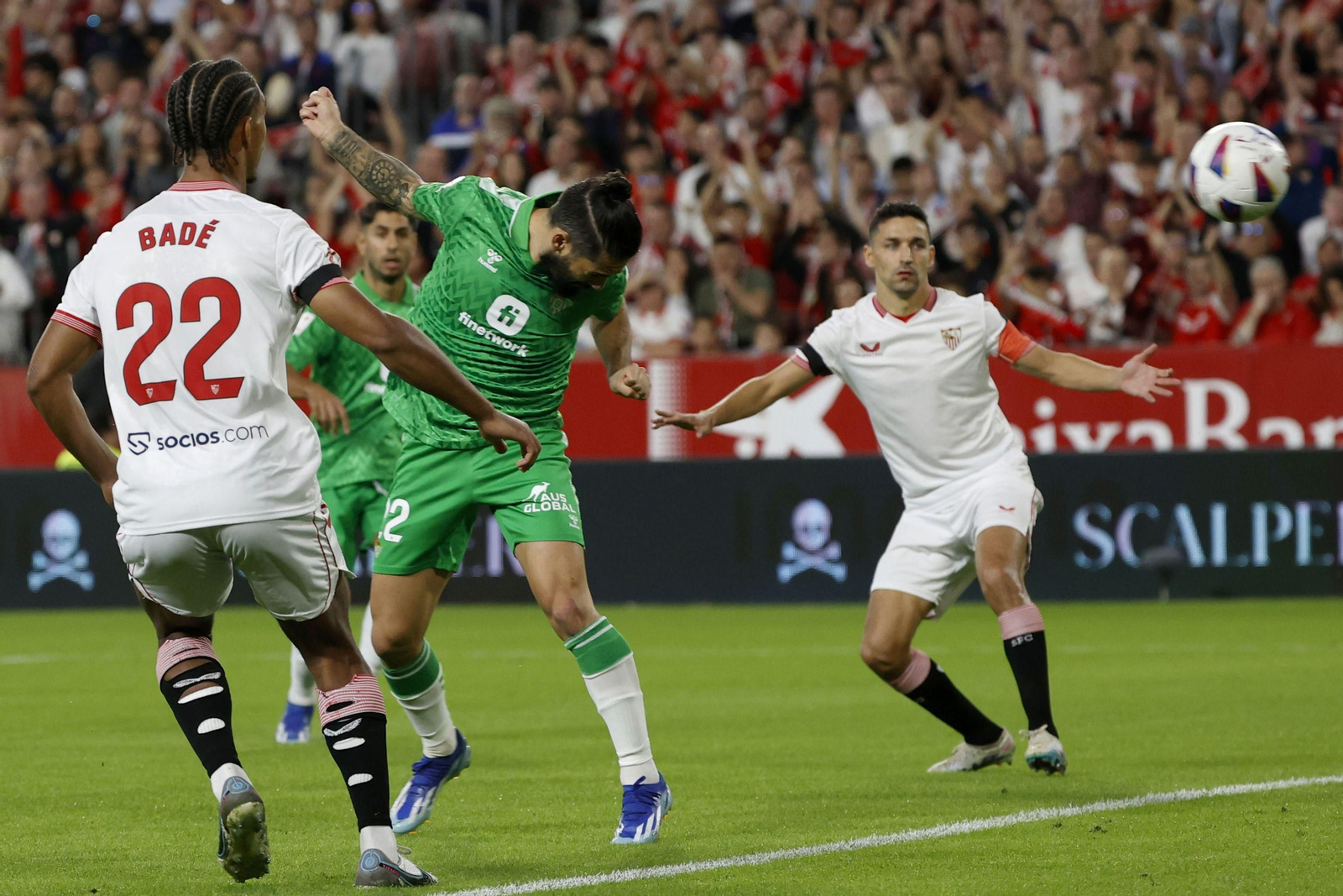 Jesús Navas, al fondo en el cabezazo de Isco al principio del último Sevilla-Betis.