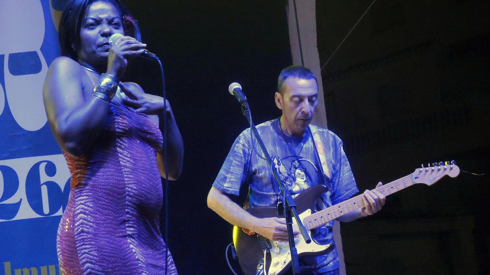 El músico, a la guitarra, junto a la cantante Suzette Moncrief, en un concierto de la Lito Blues Band.
