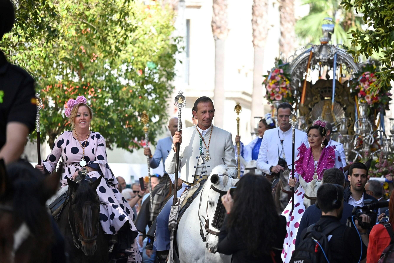 Imágenes de los peregrinos de la Hermandad de Emigrantes en su salida por las calles de Huelva