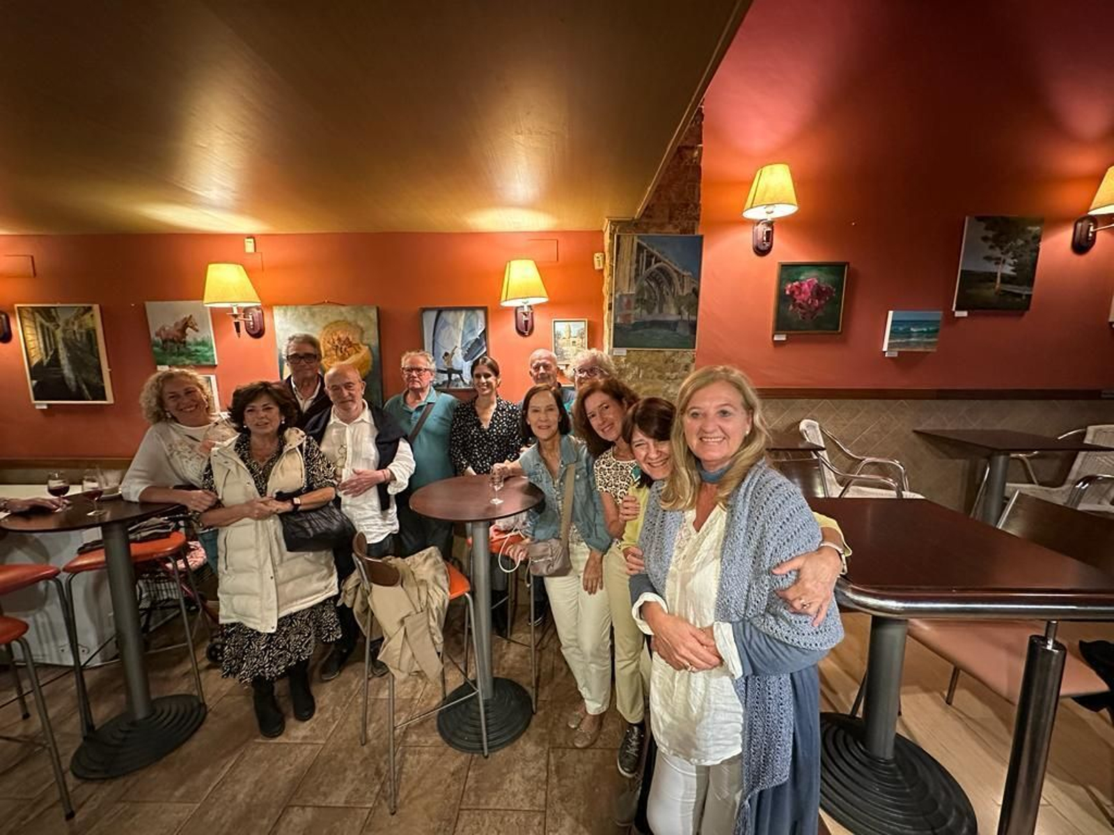 Alumnos de la pintora María Lizaso, en la inauguración de la muestra.