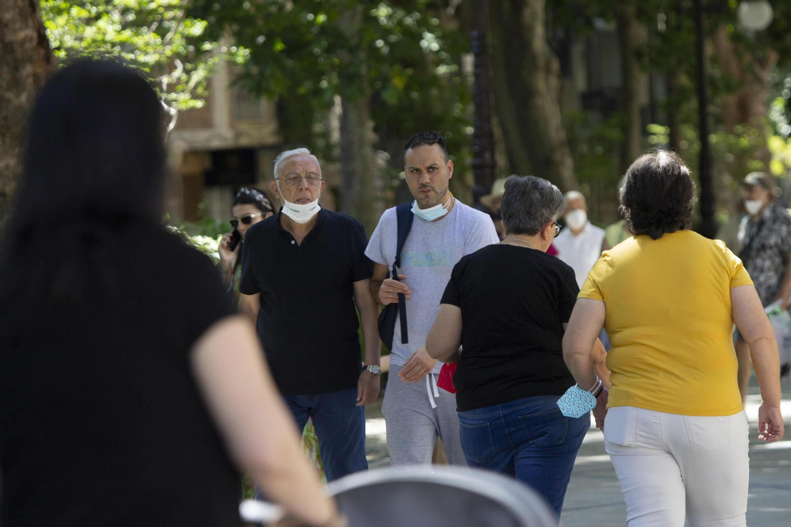 Gente sin mascarillas por Granada tras levantarse la obligatoriedad de uso en exteriores.