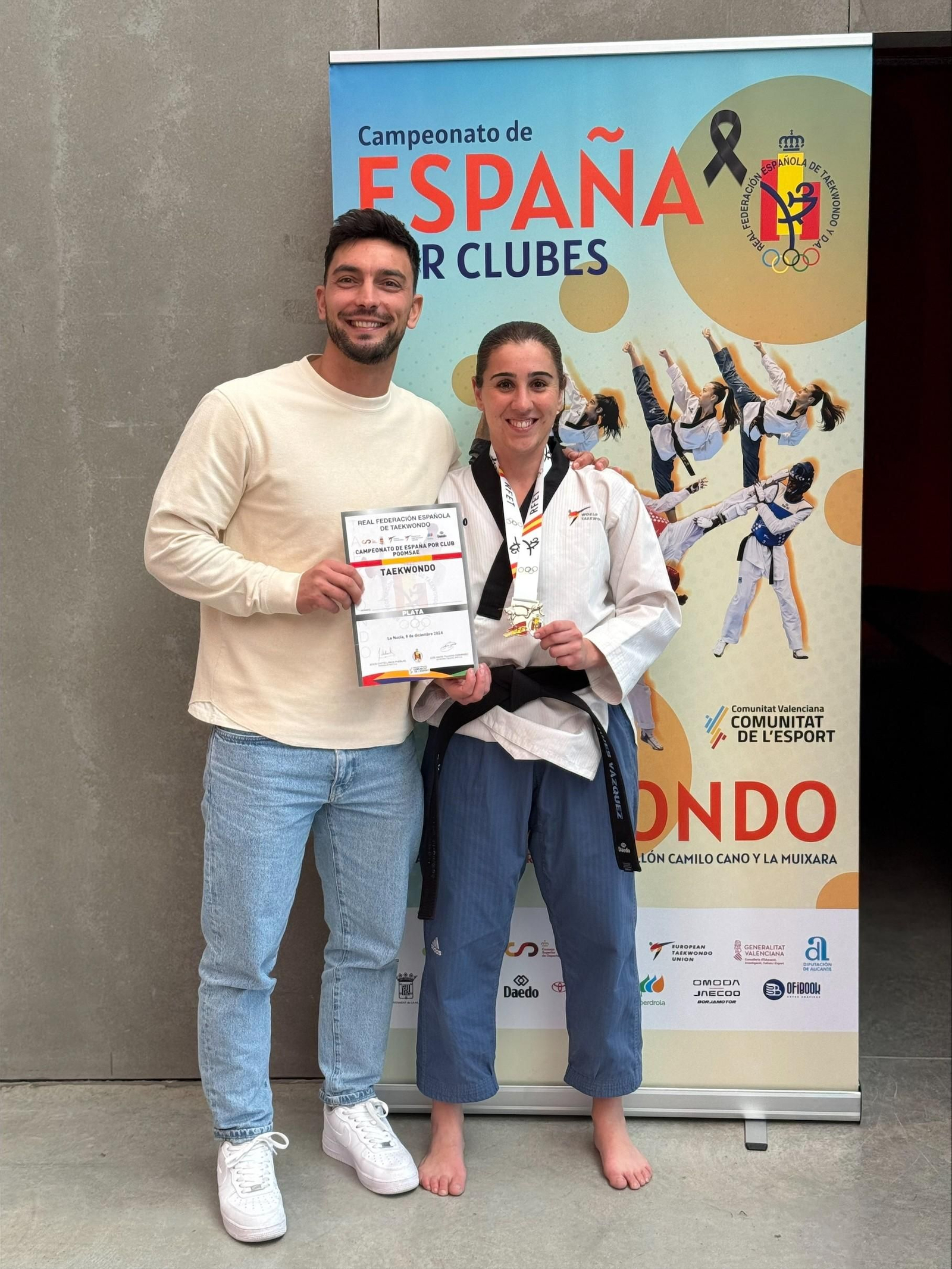 Juanma Caba (Lee do Kwan) junto a su expupila Lourdes Vázquez