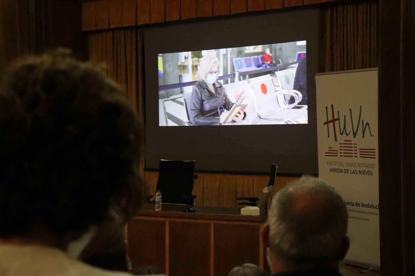 Momento de la proyección del documental del Hospital Virgen de las Nieves de Granada