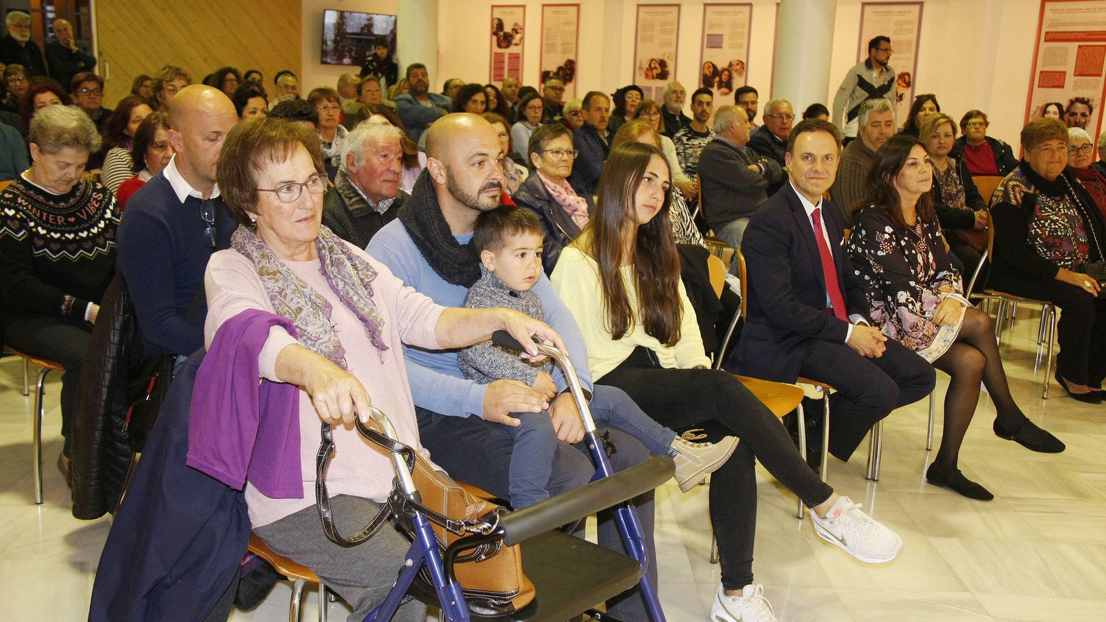 La ganadora del premio, poco antes de salir a recoger el galardón, rodeada por numeroso público.