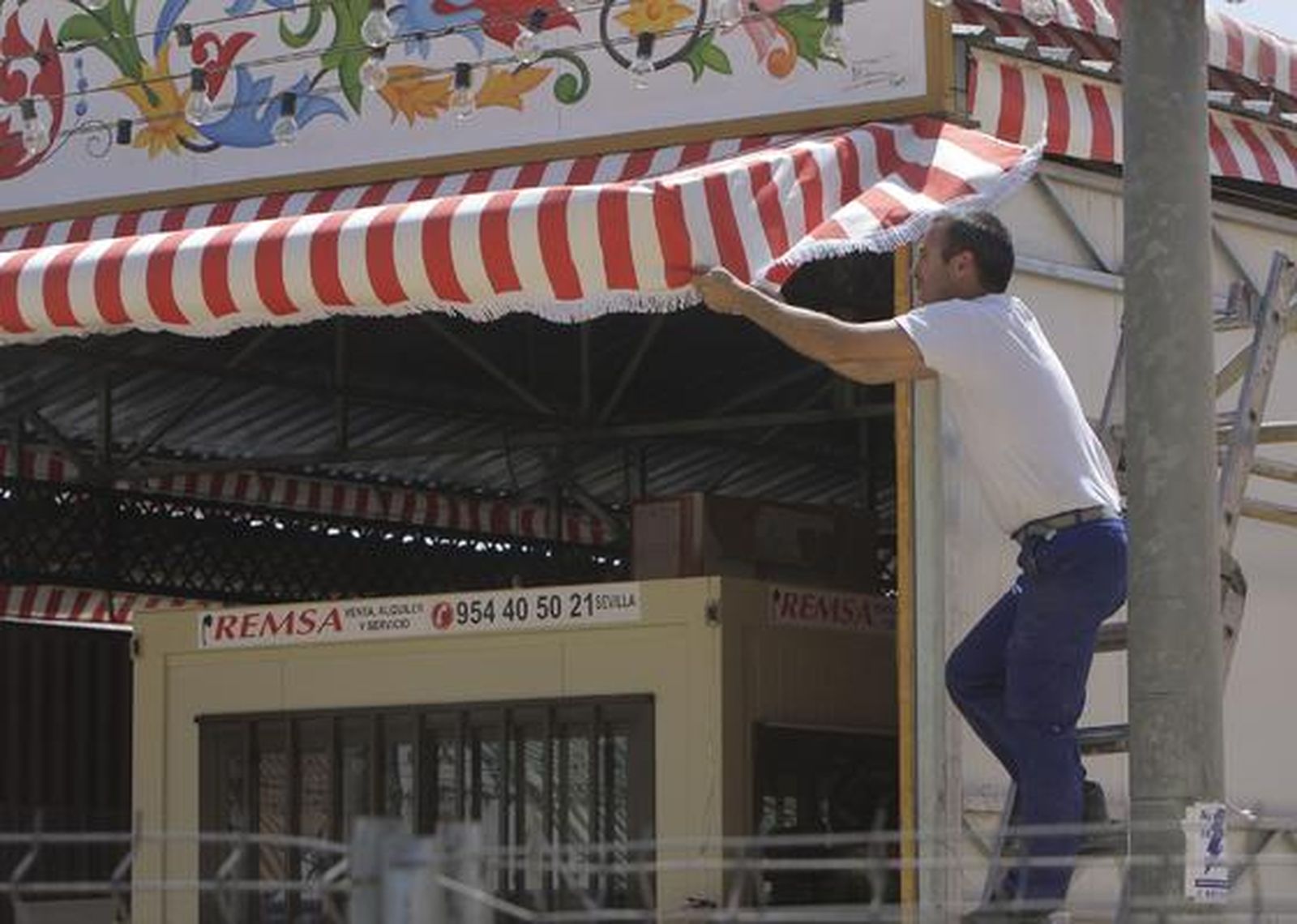 Colocación de toldos.

Foto: José Ángel García