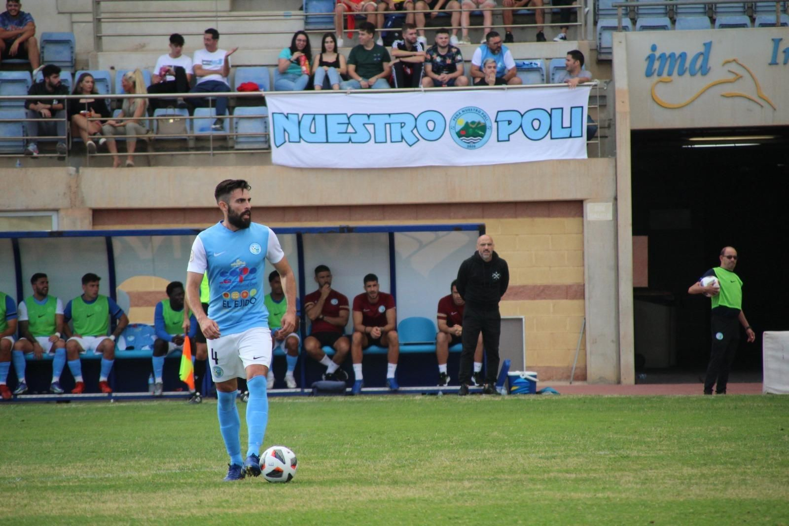 El entrenador del Poli observa a su jugador Héctor Martínez durante el partido ante el Mar Menor.