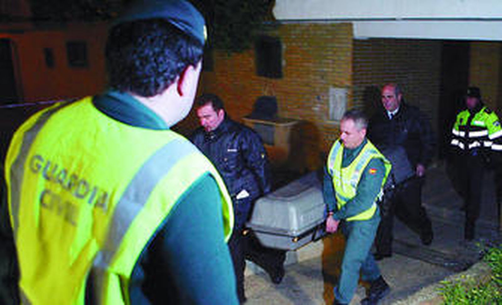 Los empleados de la funeraria y la Guardia Civil transportan el féretro con los restos mortales de Rocío J. S.