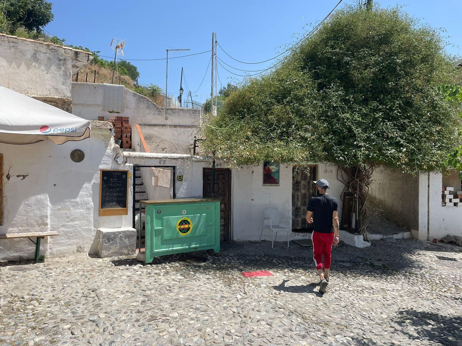 Un vecino del barrio de Sacromonte, cerca de donde vive la artista Un vecino del barrio de Sacromonte, cerca de donde vive la artista