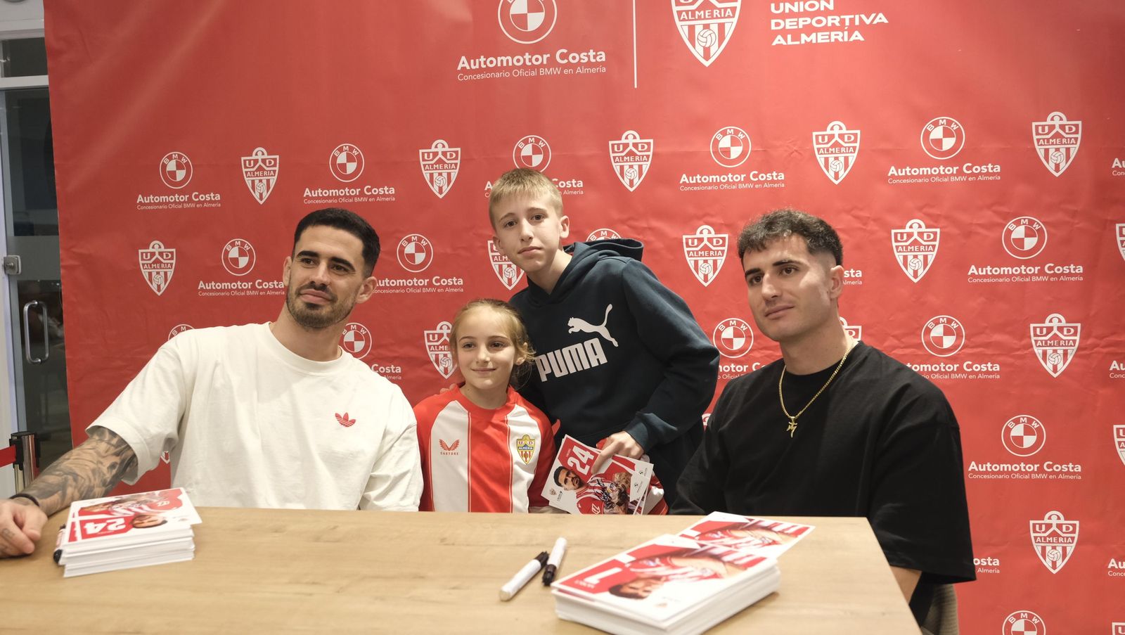 Jon Mocillo y Miguel de la Fuente firman autógrafos en Automotor Costa BMW