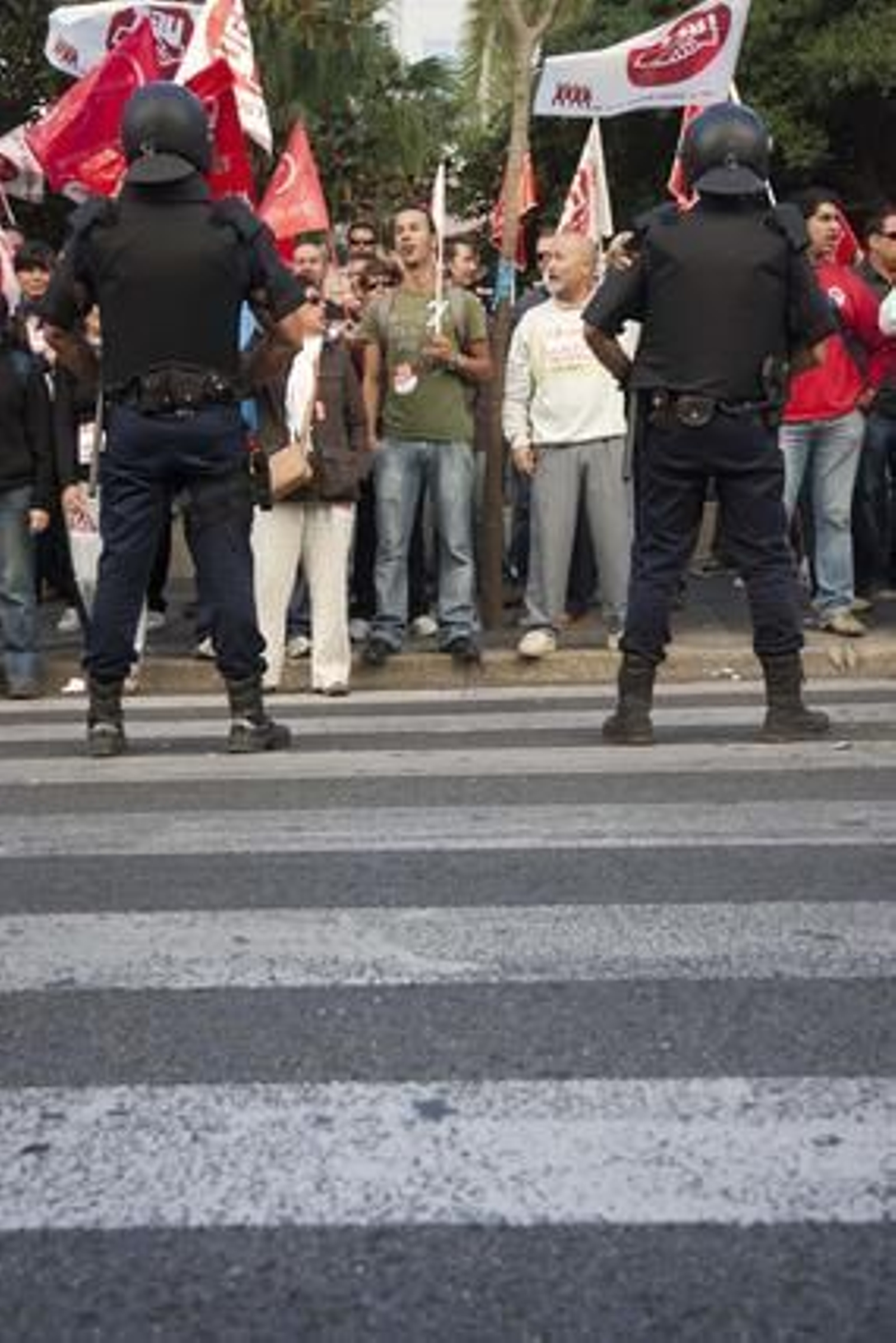 El dispositivo policial intenta controlar a los piquetes informativos que se concentran en la Plaza del Duque.

Foto: Jaime Martínez