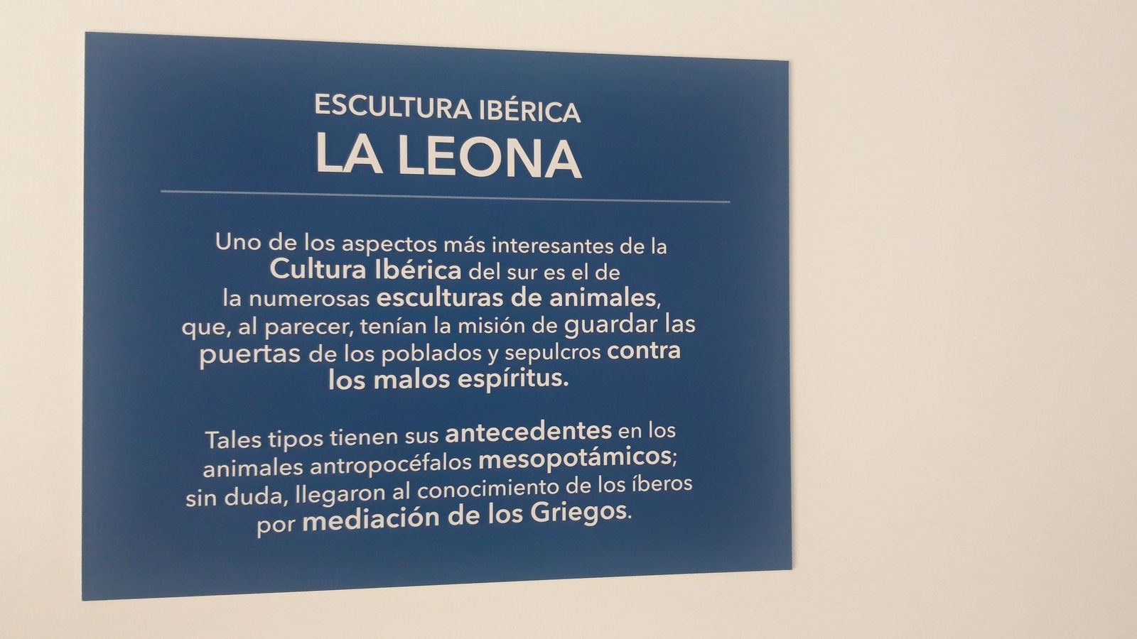 Explicación sobre algunos detalles de la escultura en el Museo de Santaella.
