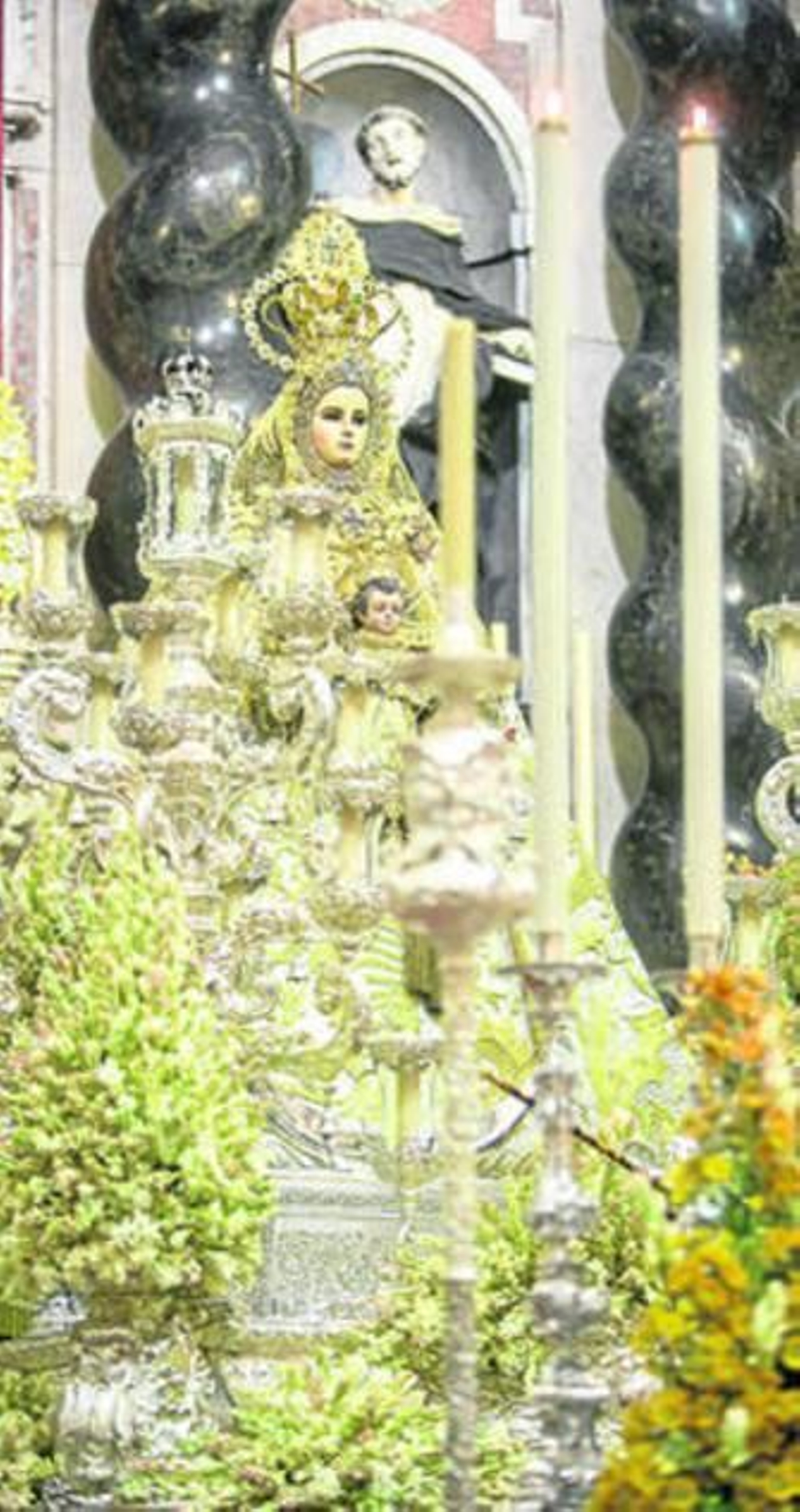 La Patrona, dispuesta anoche en su paso para la salida de hoy.