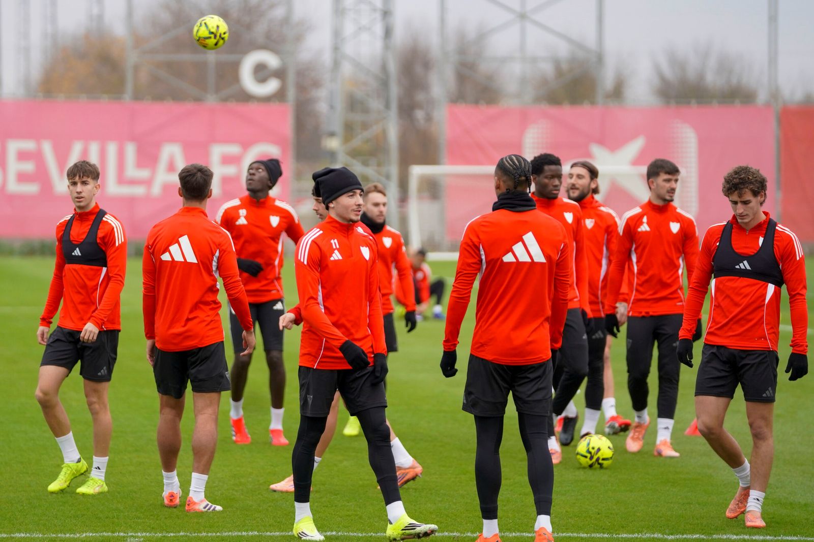 Vargas, el último en recaer de su lesión, en primer plano junto a Sow.