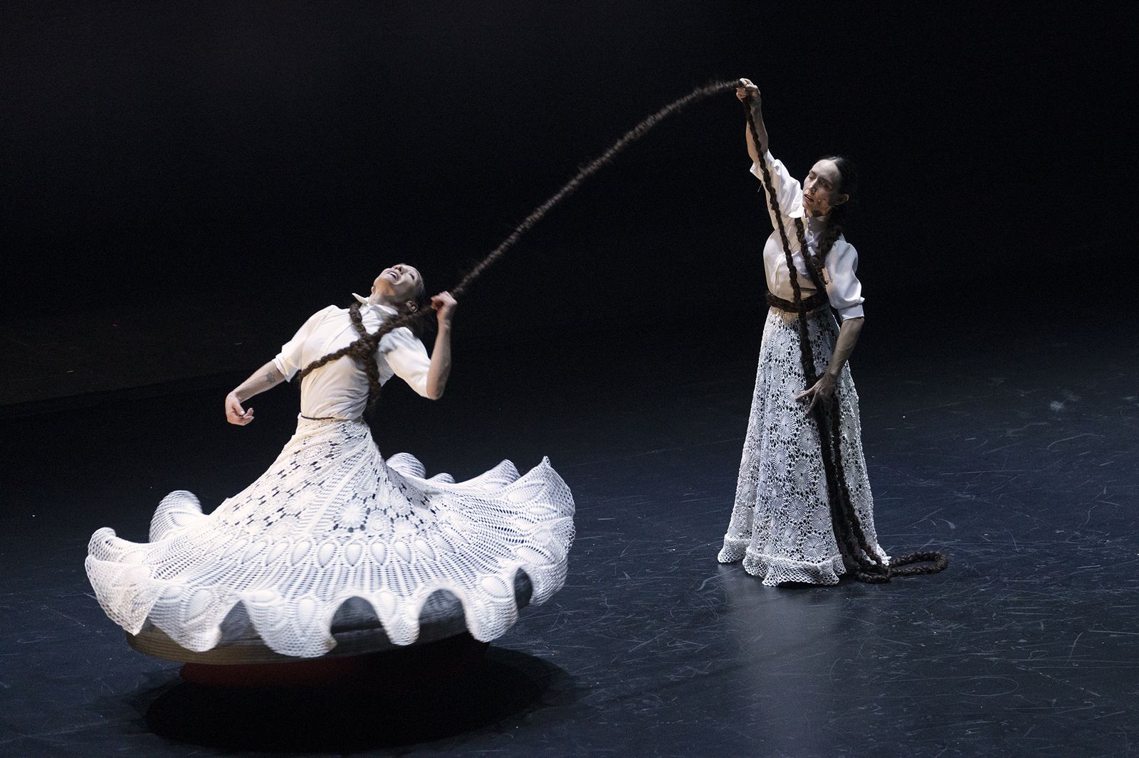 Florencia Oz e Isidora O'Ryan en un momento de la pieza que estrenaron en el Central.