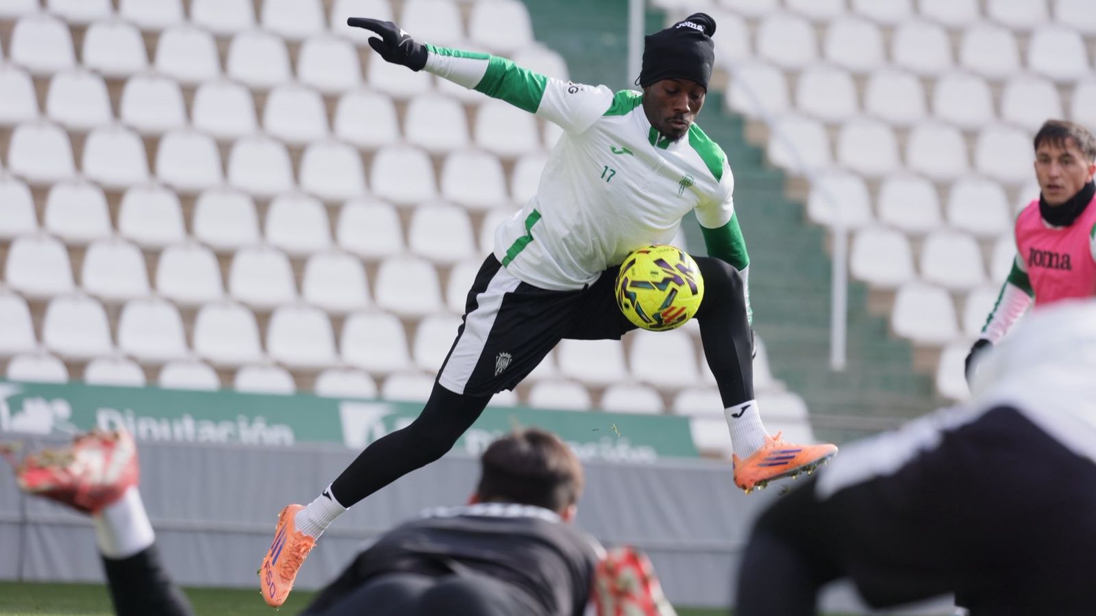Adilson Mendes, en el último entrenamiento del Córdoba CF antes de recibir al Málaga.
