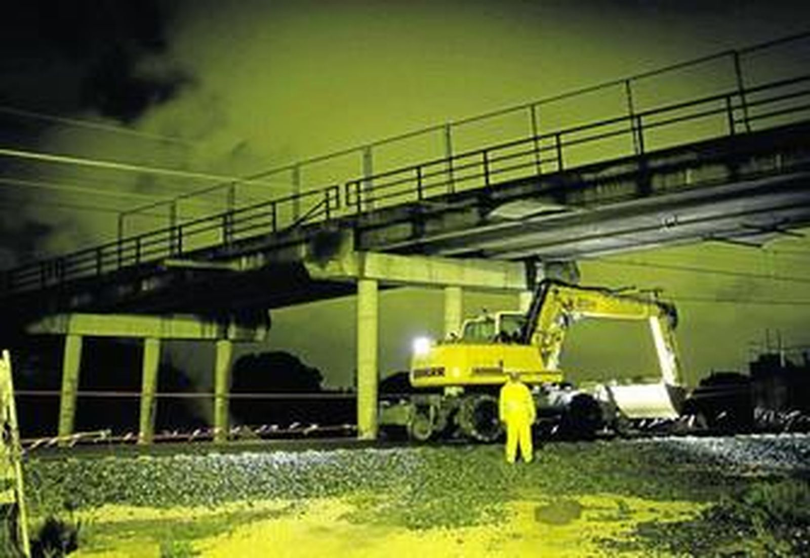 Operario trabajando, estos días por la noche, bajo el puente de San José Obrero.