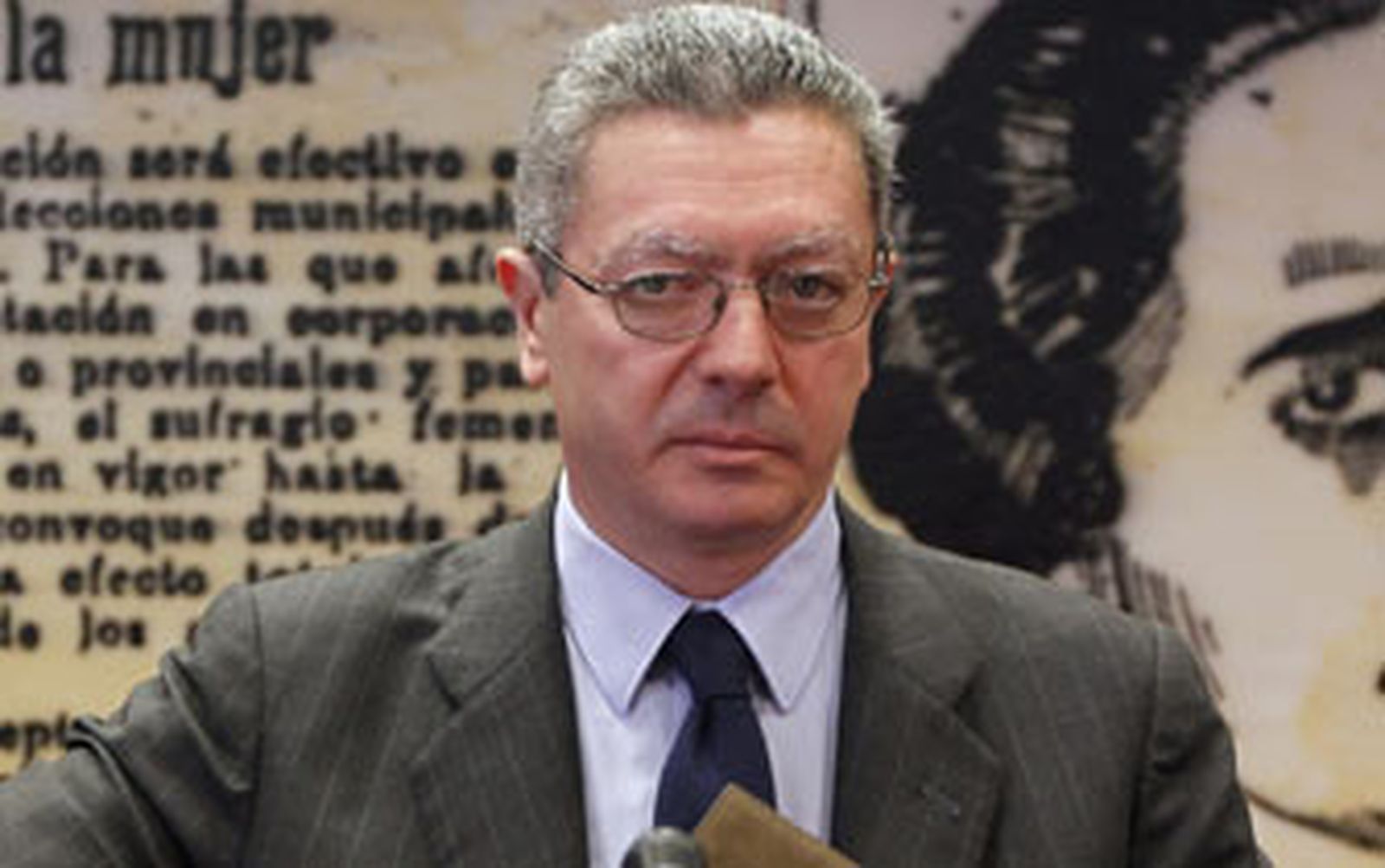 Gallardón cree que "una violencia de género estructural" obliga a abortar