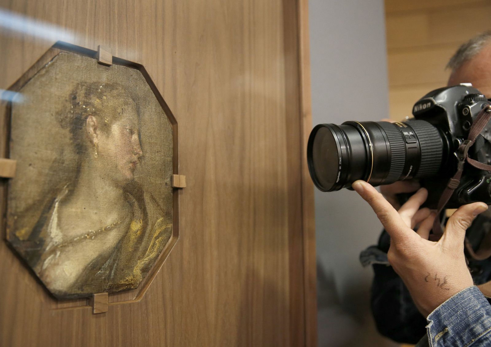 Un fotógrafo retrata un cuadro inédito atribuido a Diego Velázquez.