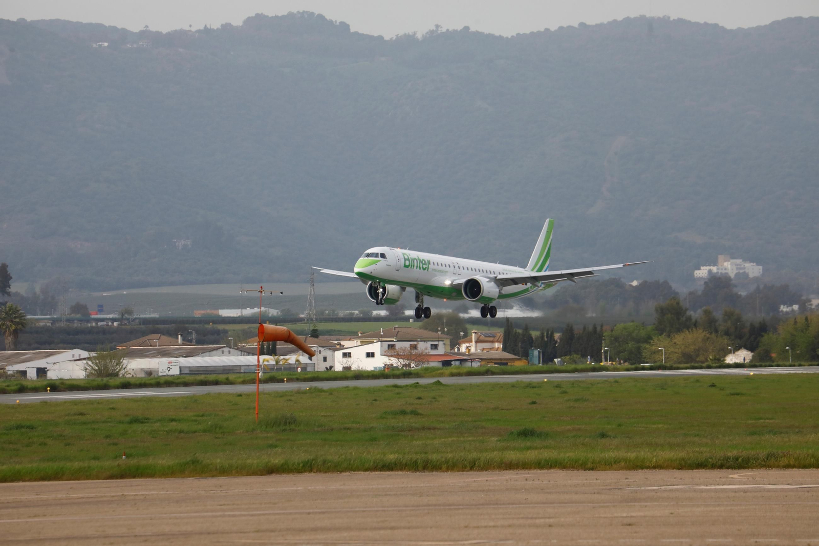 El aeropuerto de Córdoba recibe el primer vuelo de Binter desde Canarias, en imágenes