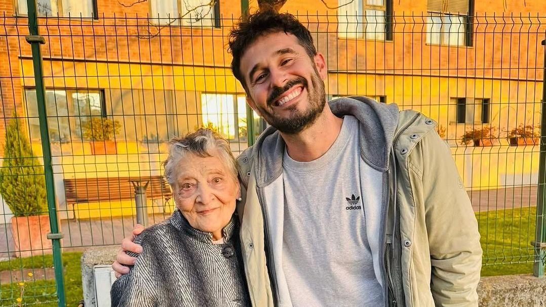 Antoñito Molina sorprende a una abuela de 90 años: "Carmen ha sido lo mejor de estos conciertos por el norte"