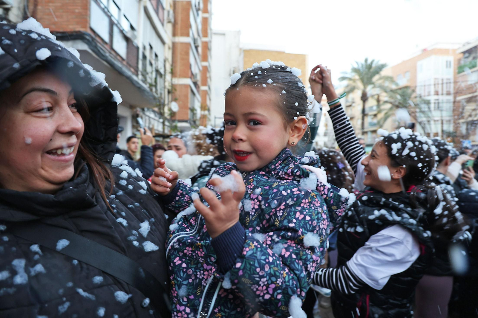 Una sorprendente nevada llena de alegría el barrio de Las Colonias