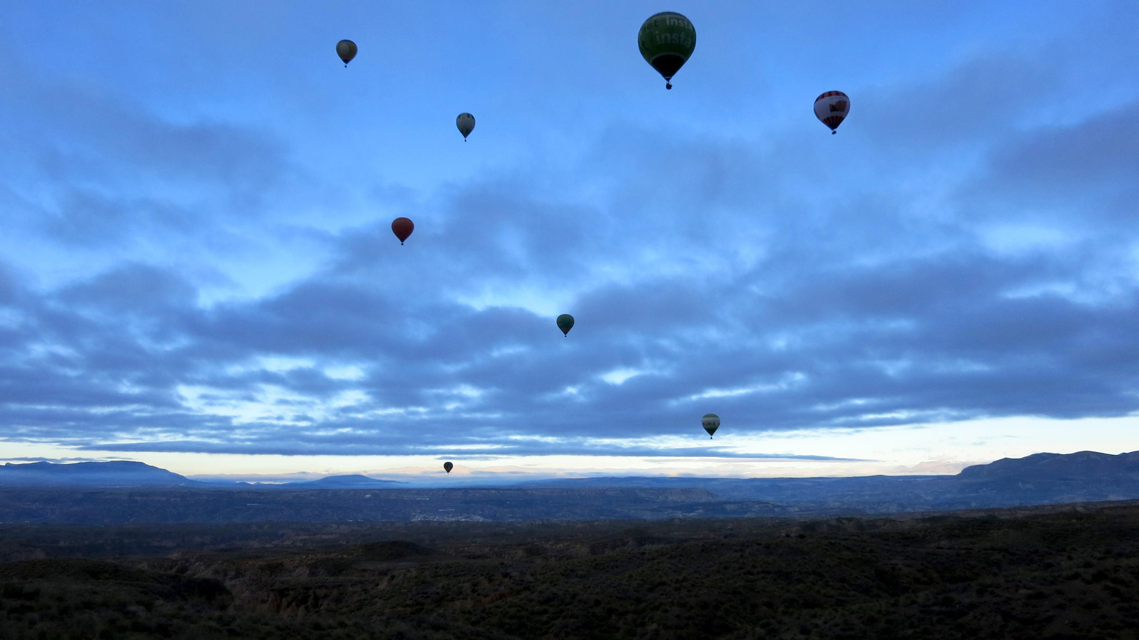 Las vistas del Geoparque de Granada desde un globo aerostático, en imágenes