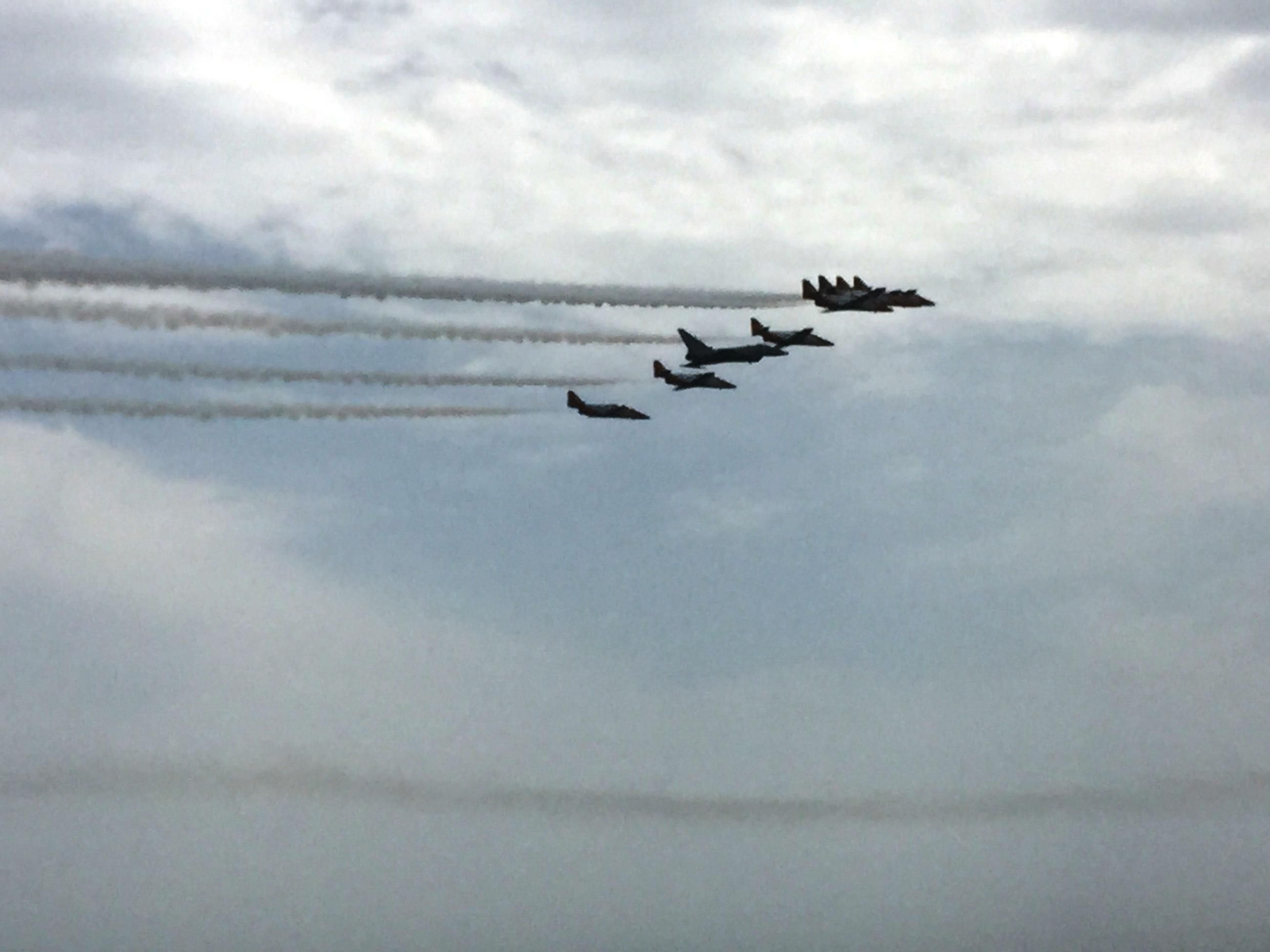 Espectaculares fotos de las acrobacias de la Patrulla Águila: cuatro décadas surcando los cielos