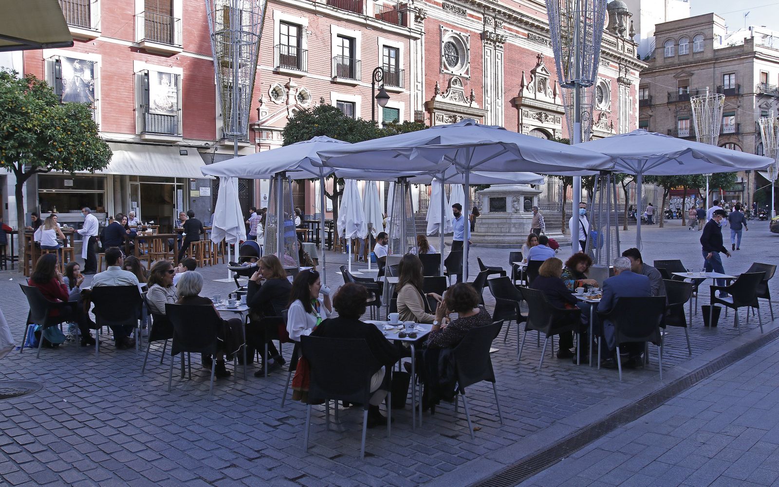 Domingo de veladores llenos en Sevilla