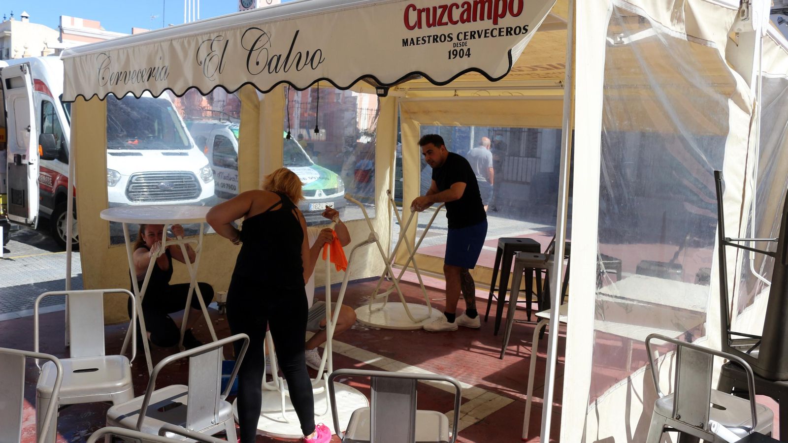 Trabajadores del Bar el Calvo ponen a punto la terraza para su apertura el 1 de junio
