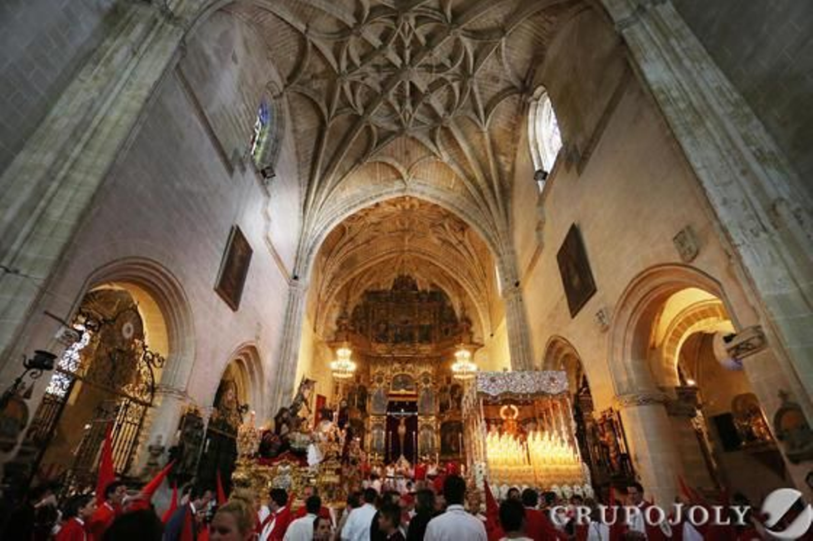 Las imágenes de la cena poco antes de comenzar la estación de penitencia.

Foto: Pascual