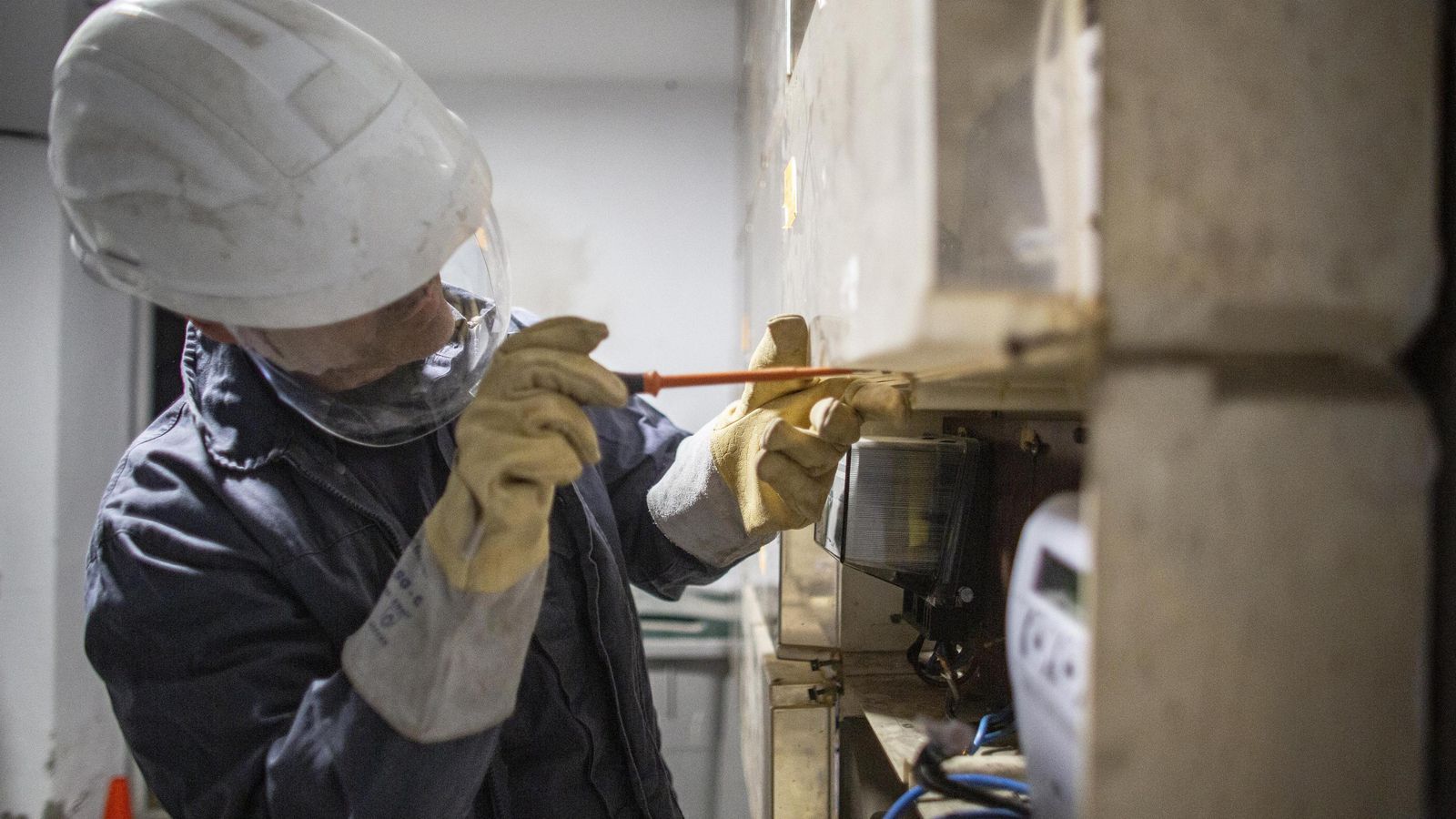 Un operario de Endesa trabaja en las Tres Mil Viviendas.