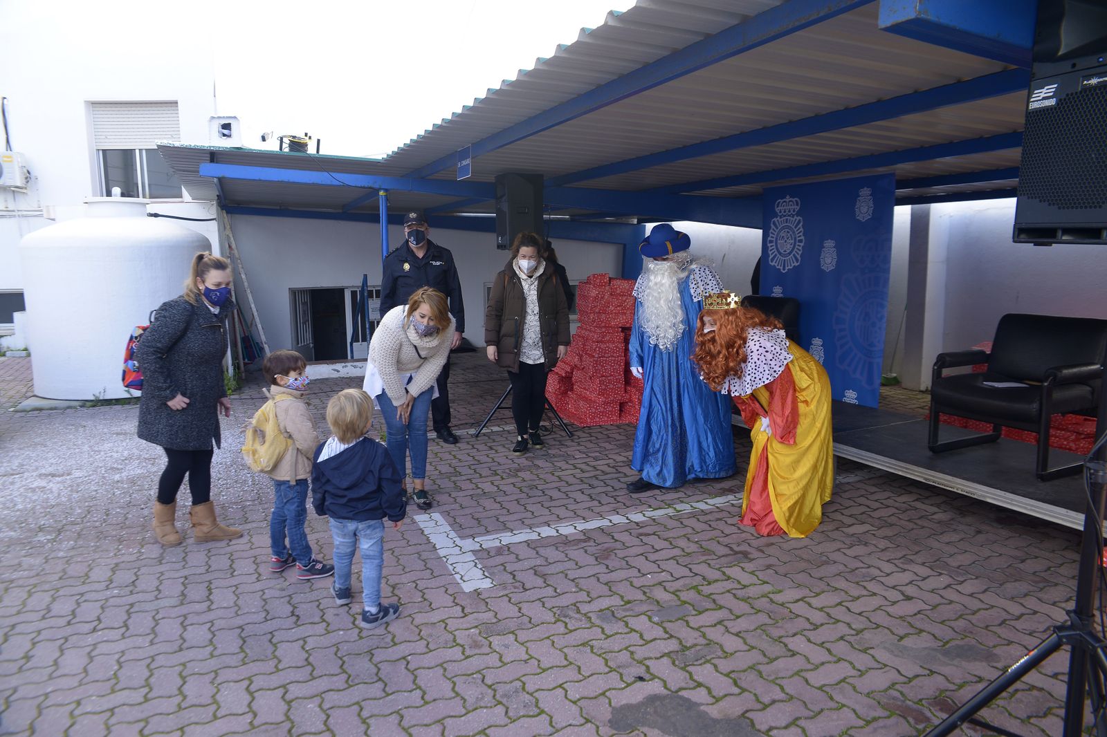 Fotos de la entrega de juguetes a familias por la CNP.