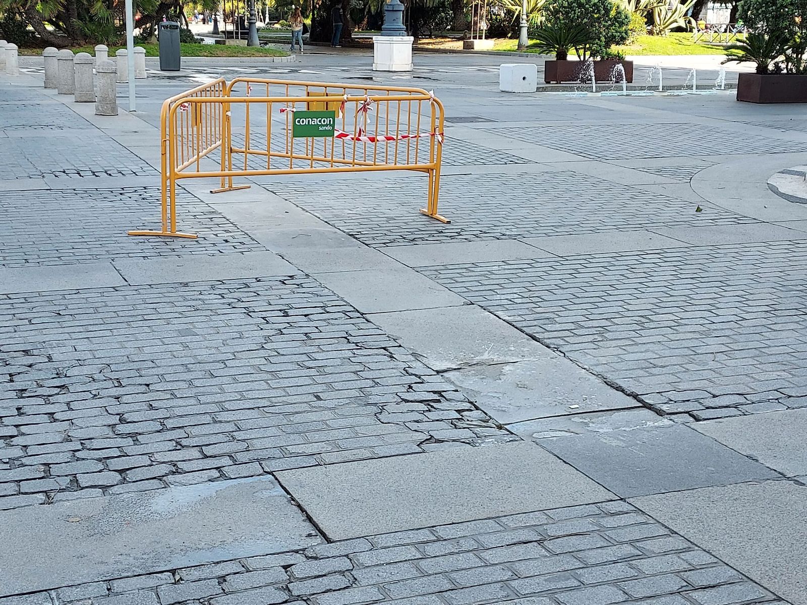 Zona del viario hundida a la altura de la calle Lázaro Dou.
