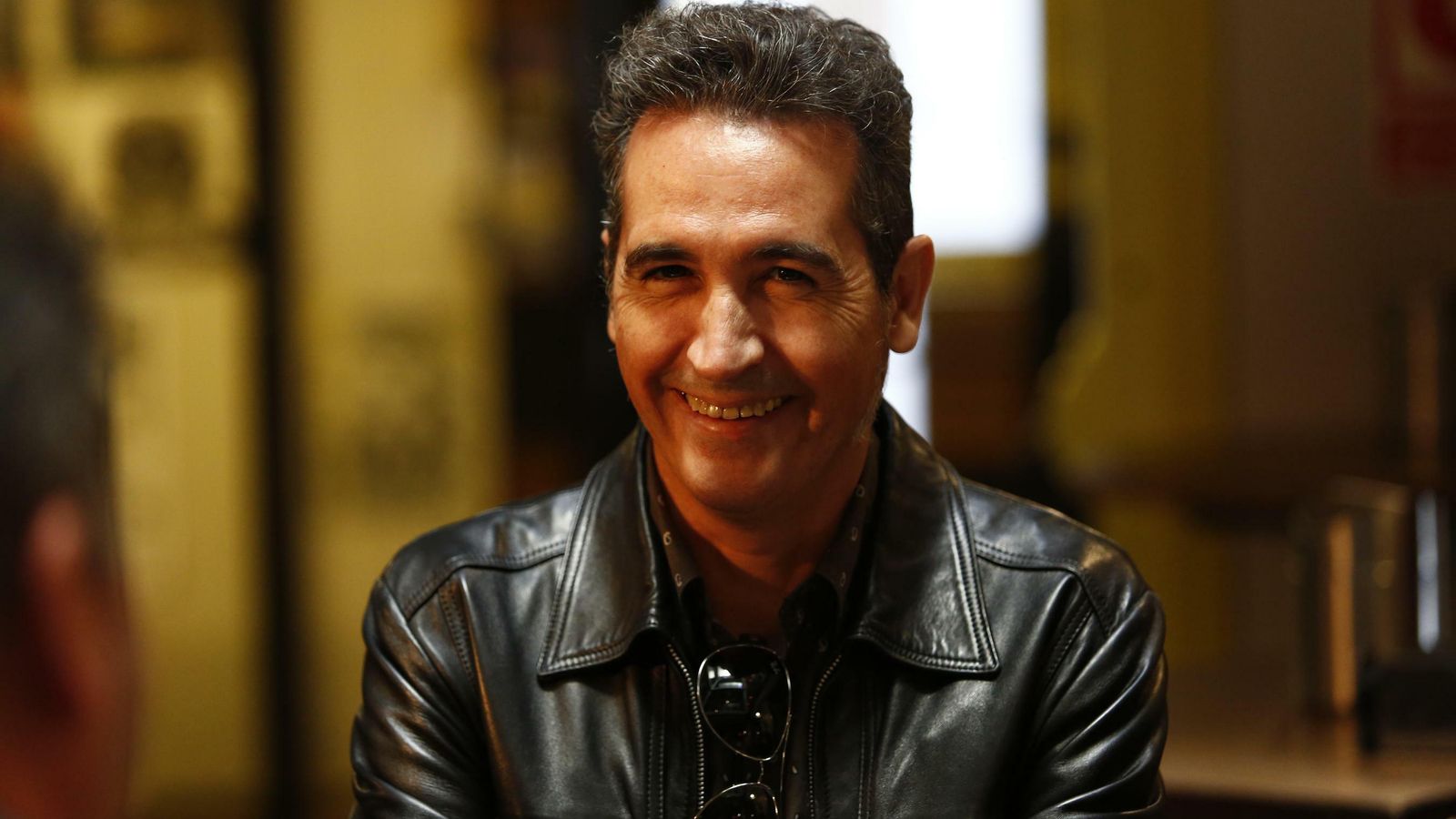 El bajista Jacinto Ríos bromea durante la charla con este periódico.