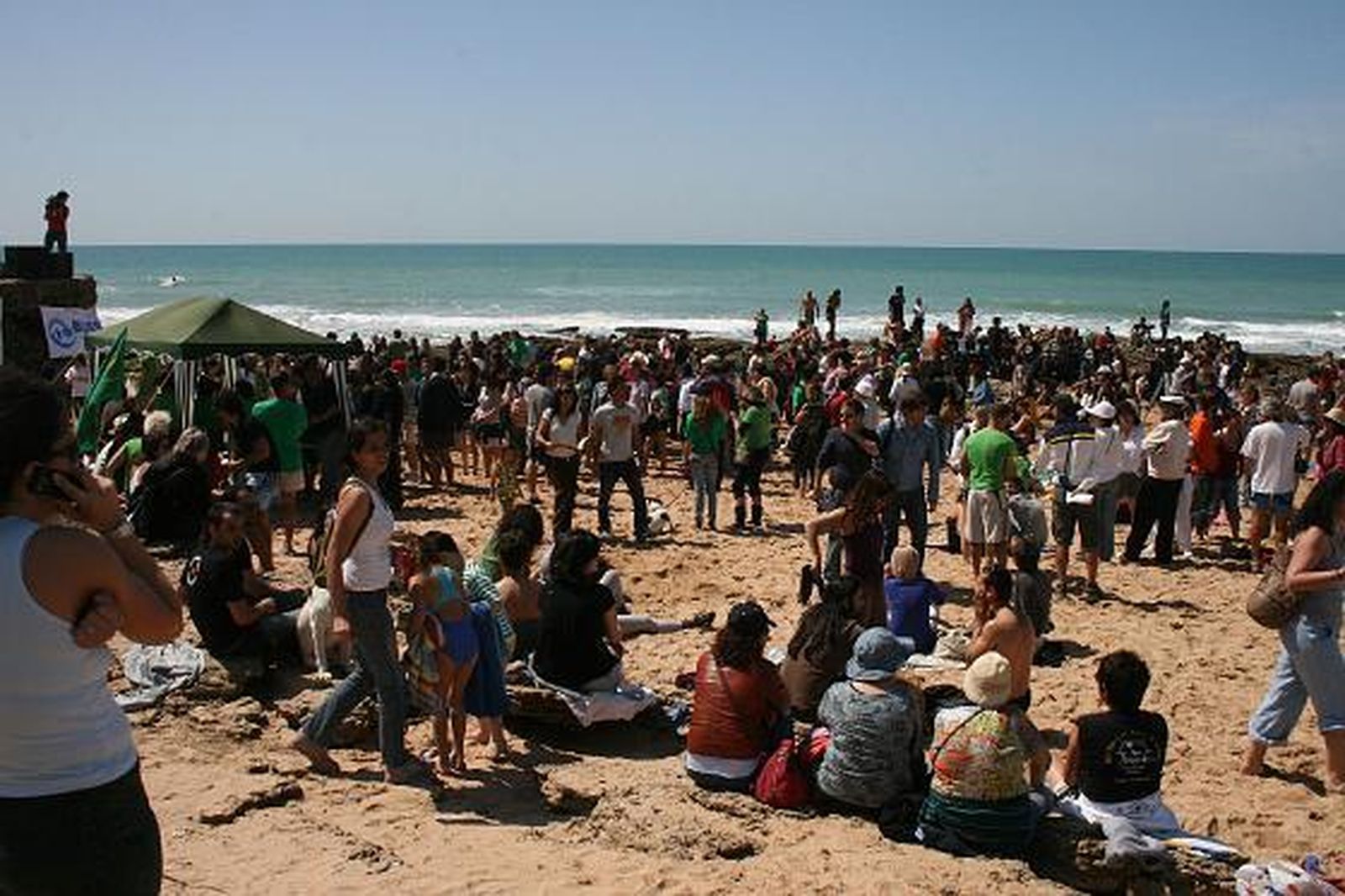 Unas 600 personas se concentran para protestar contra el macroproyecto hotelero en El Palmar.   Foto: Manuel Aragon Pina