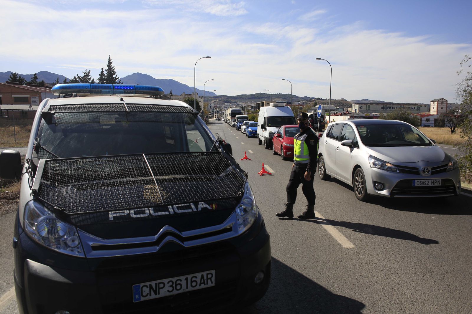 Así vive la comarca de Antequera su primer día de confinamiento perimetral, en fotos