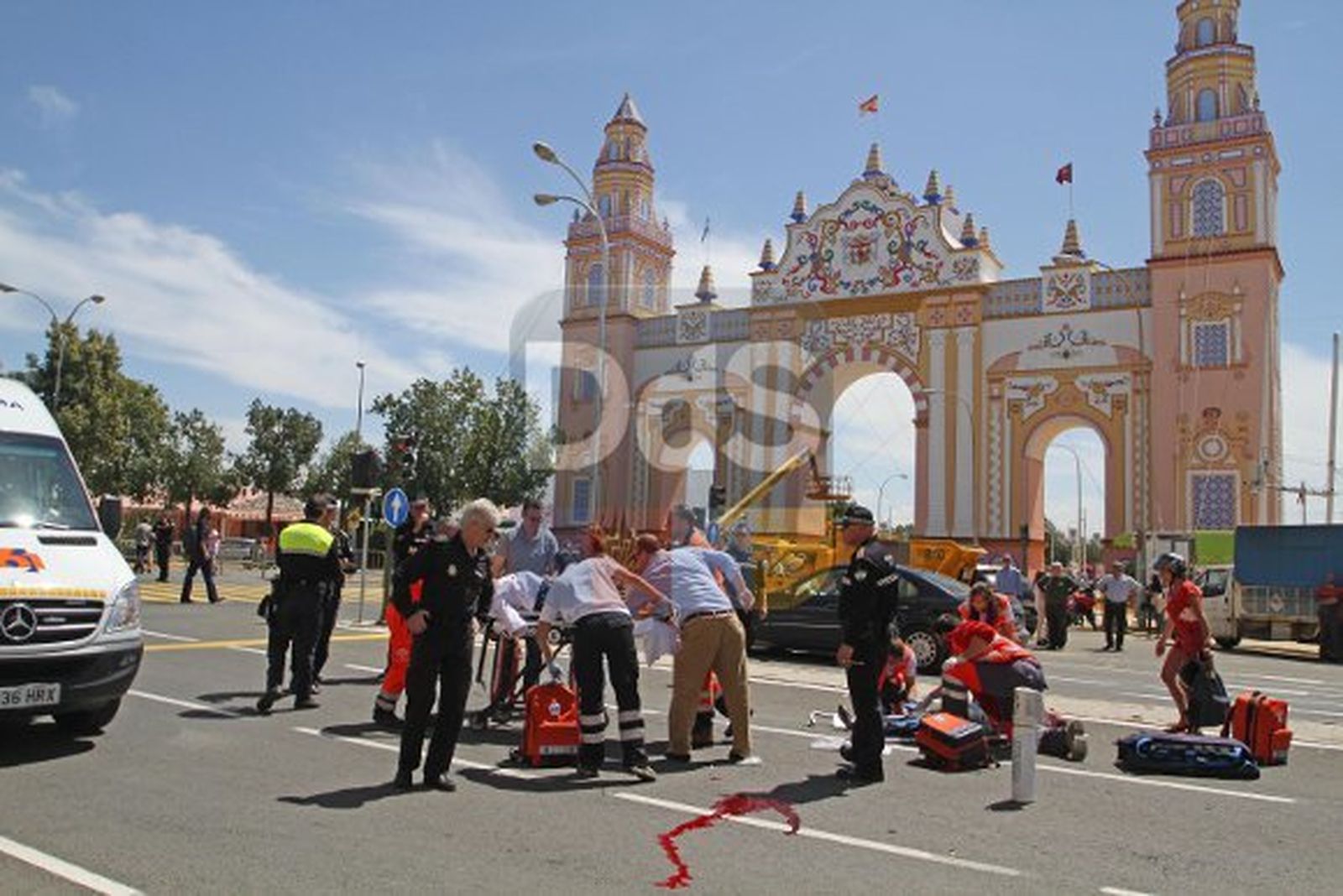 Una moto atropella a una mujer frente a la portada de la Feria