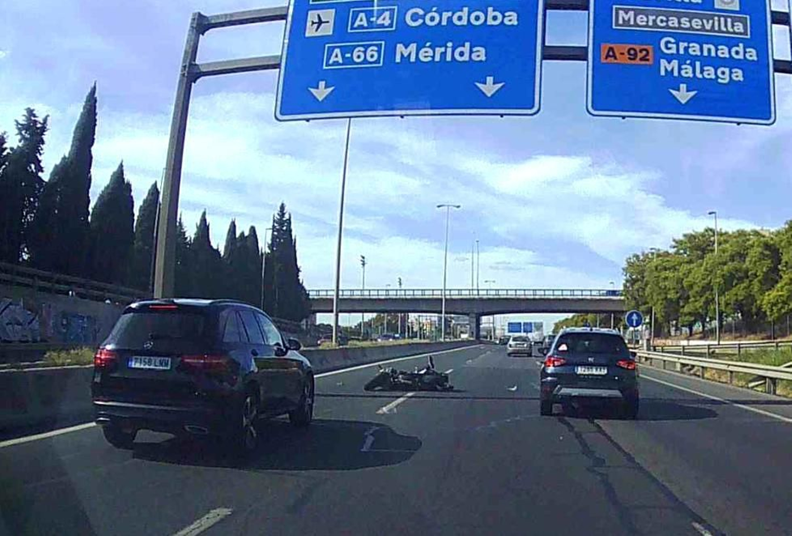 Moto accidentada en la SE-30