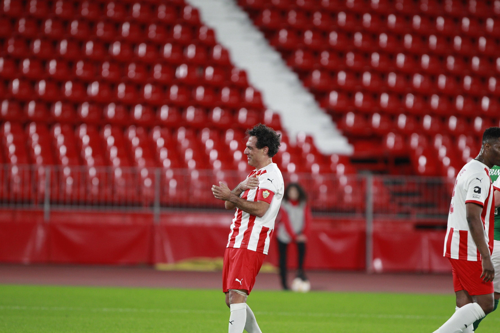 Imágenes del partido homenaje al 'eterno' capitán de la U.D. Almería, José Ortiz