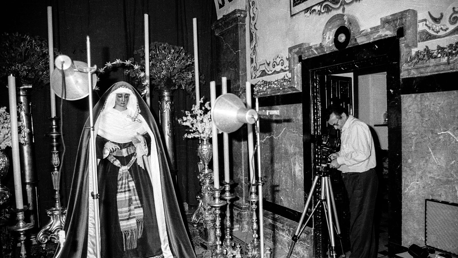 La Capilla de la Soledad, preparada para el besamano del Viernes de Dolores.
