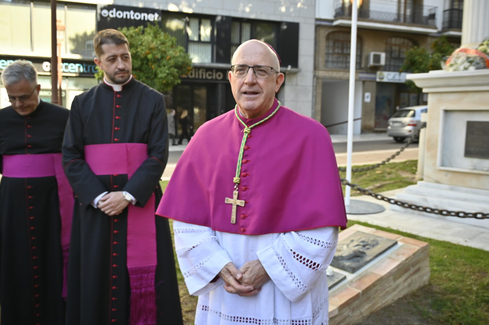 Imágenes de la ofrenda floral por parte de la Comisión del Monumento a la Inmaculada