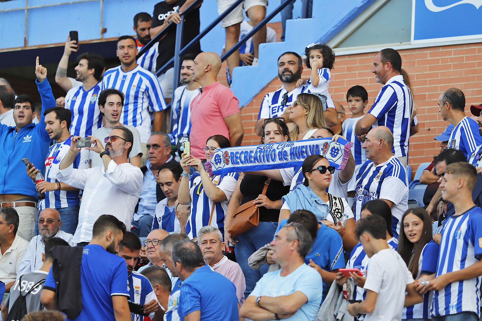 Imágenes del ambiente en el Recreativo de Huelva y Antequera CF