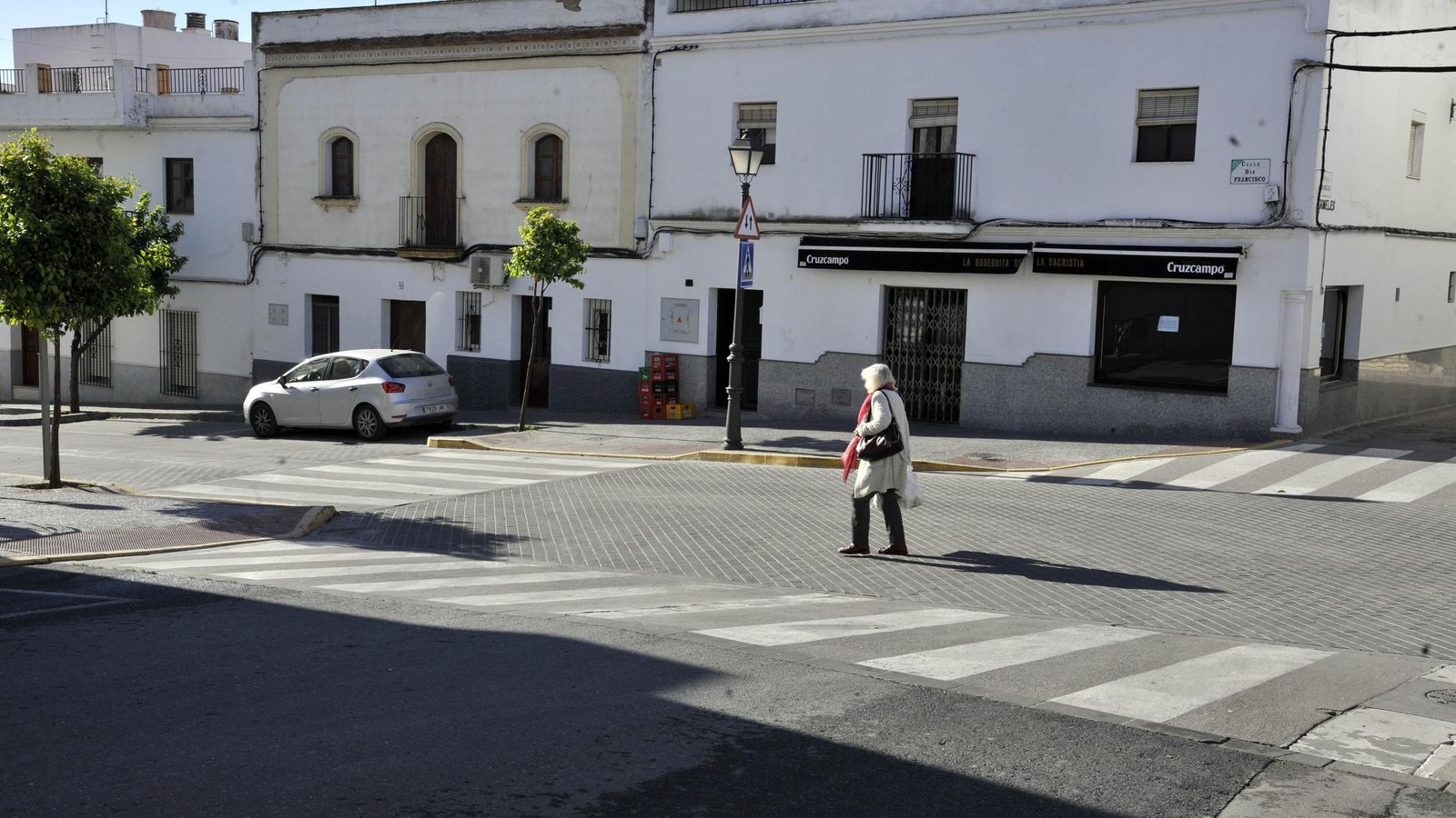 Una mujer en una calle de una zona de Arcos
