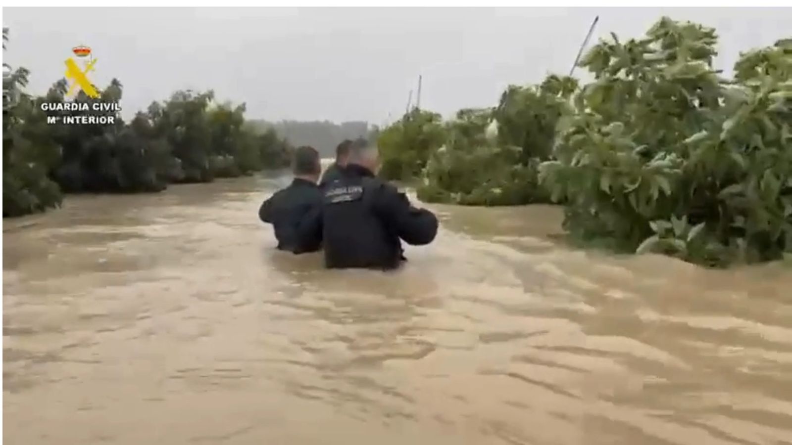 Rescate por tierra, mar y aire en Jerez: La Guardia Civil auxilia a medio centenar de personas junto al Guadalete