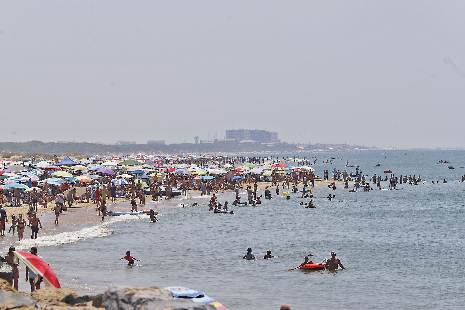 Ambiente en las playas de Huelva en el domingo 2 de julio